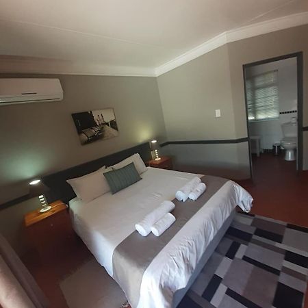 Oakwood Lodge Блумфонтейн Екстер'єр фото A room at the Protea Hotel, Polokwane