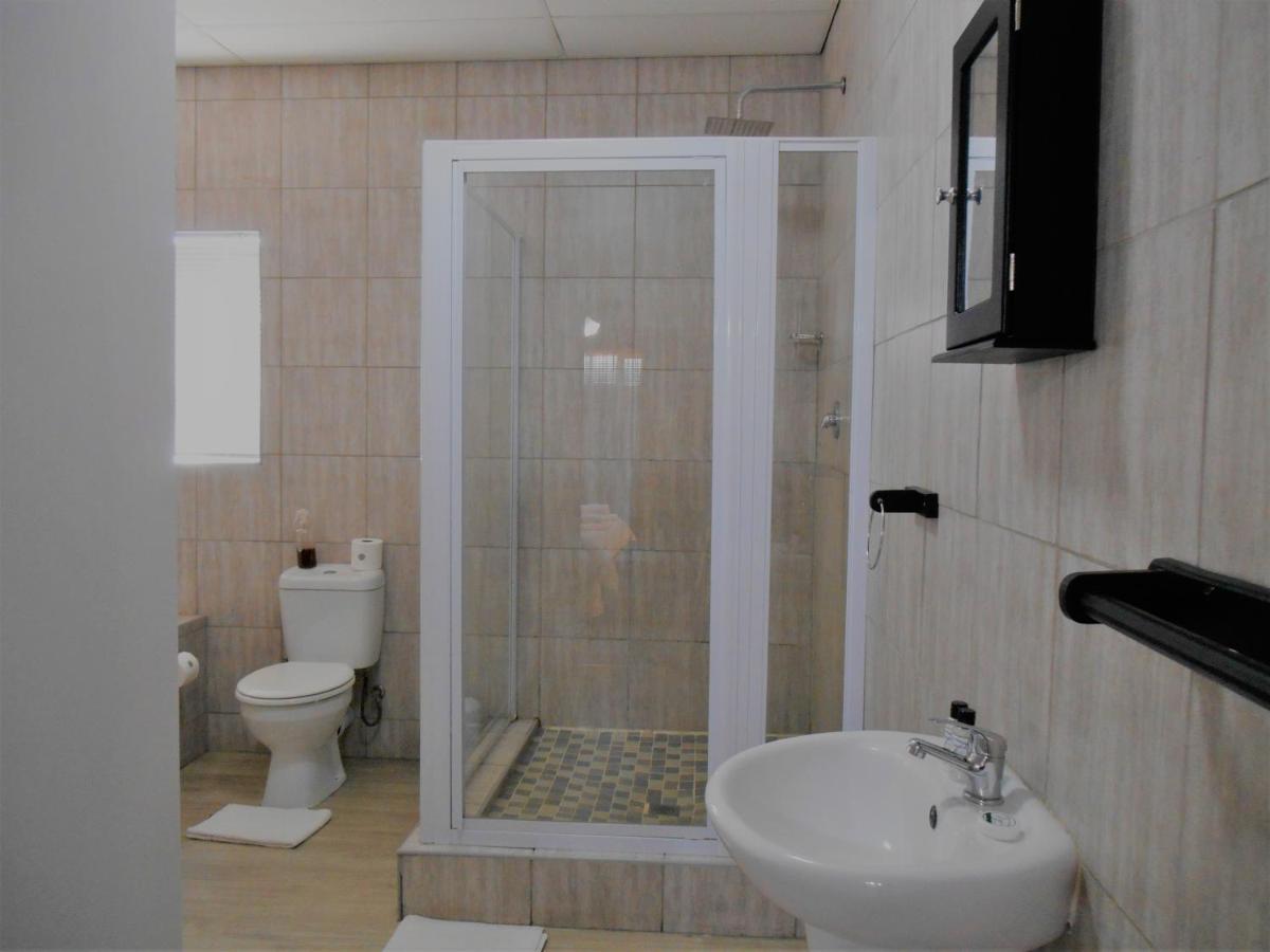 Oakwood Lodge Блумфонтейн Екстер'єр фото A shower cubicle
