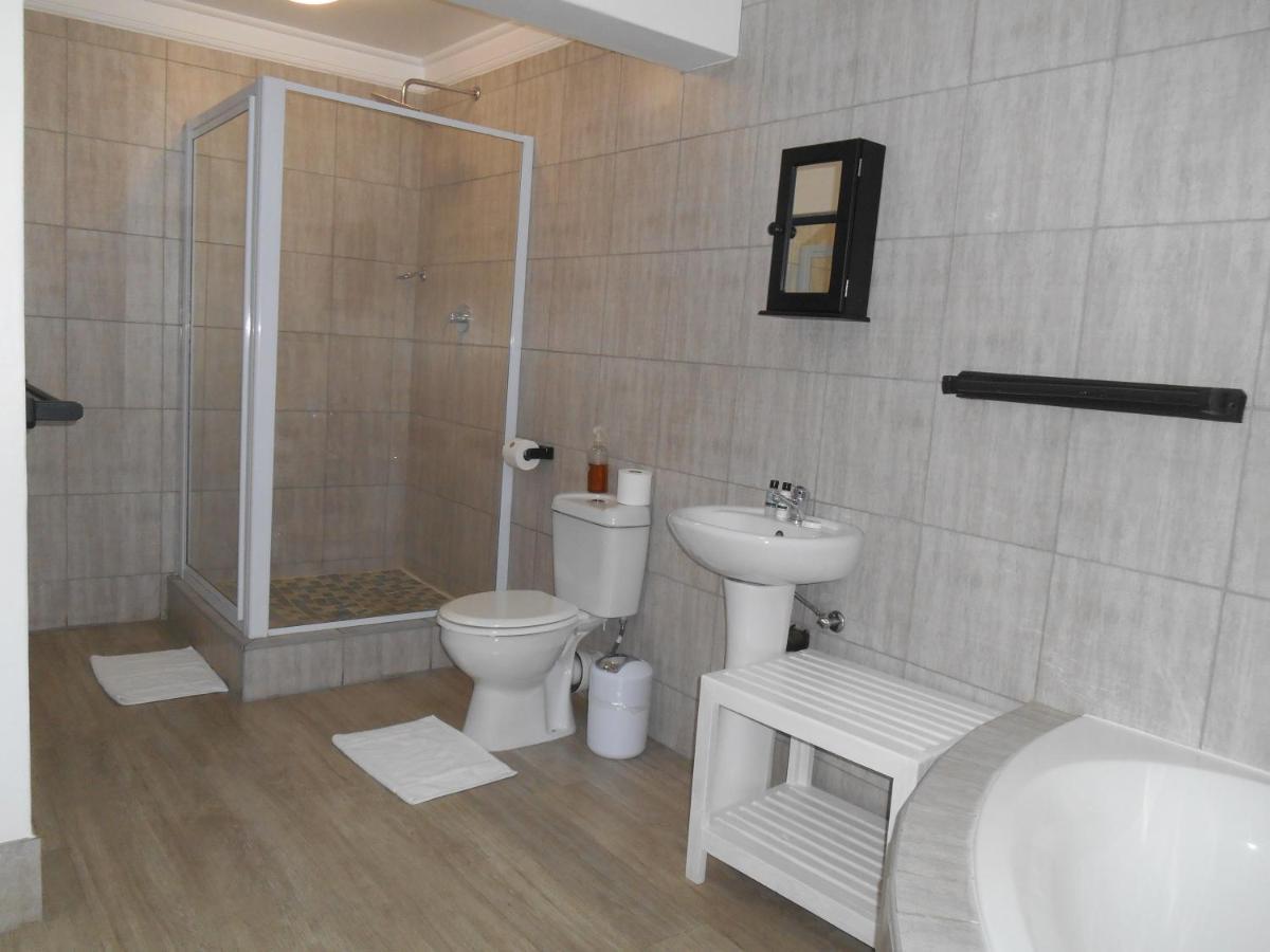 Oakwood Lodge Блумфонтейн Екстер'єр фото Bathroom with shower cubicle