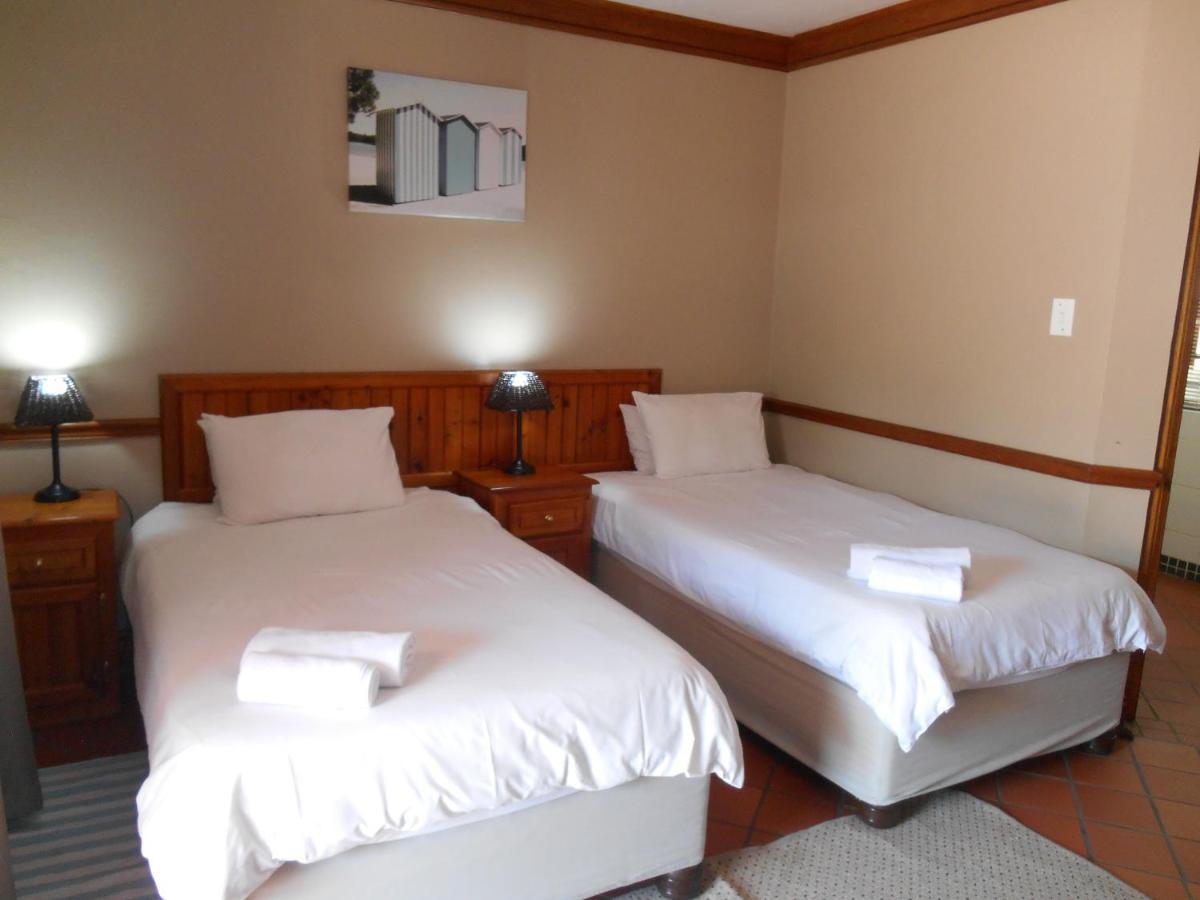 Oakwood Lodge Блумфонтейн Екстер'єр фото A room at the Protea Hotel, Windhoek