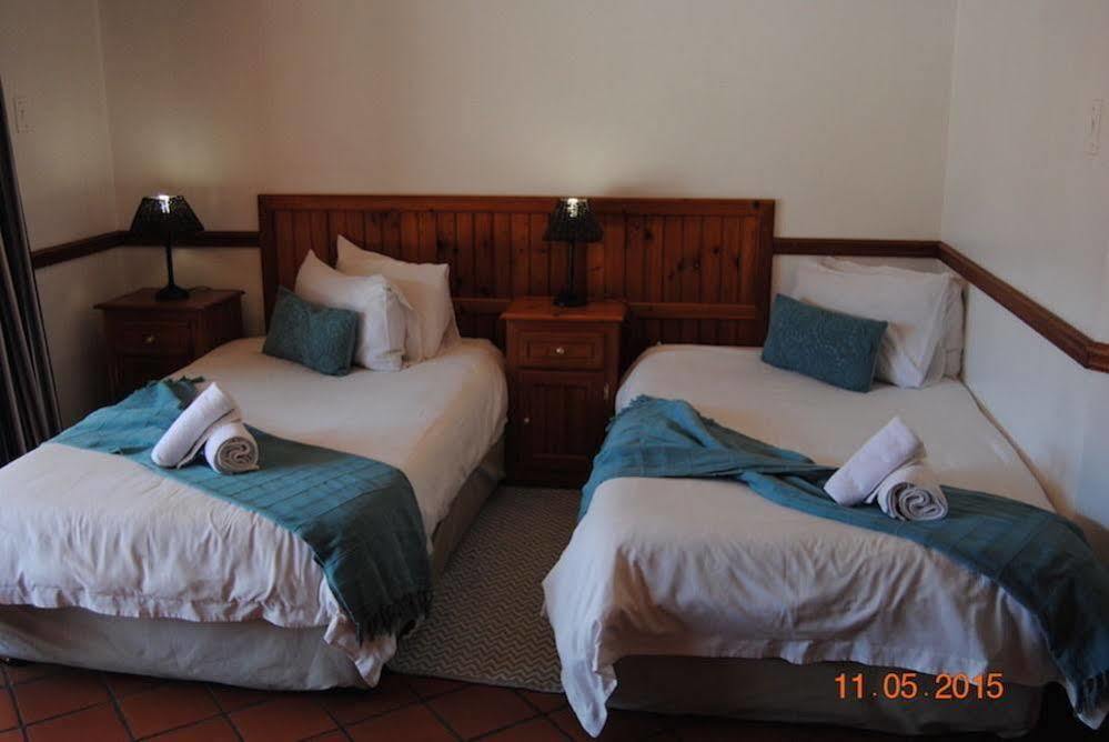 Oakwood Lodge Блумфонтейн Екстер'єр фото A bedroom at the Protea Hotel, Port Elizabeth
