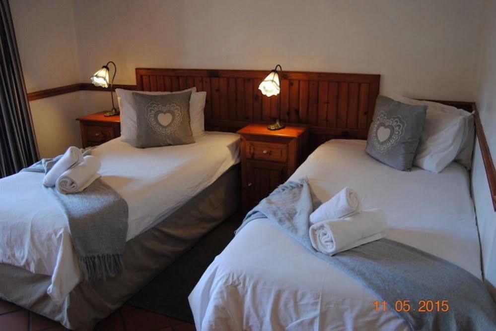 Oakwood Lodge Блумфонтейн Екстер'єр фото A room at the hotel