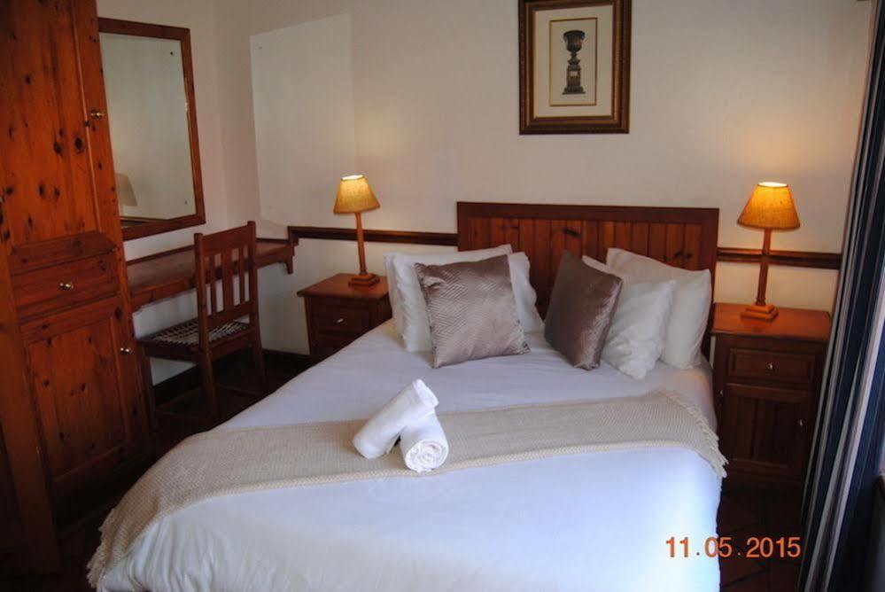 Oakwood Lodge Блумфонтейн Екстер'єр фото A bedroom at the hotel