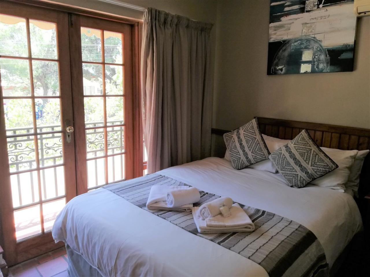 Oakwood Lodge Блумфонтейн Екстер'єр фото A bedroom at the Protea Hotel, Stellenbosch