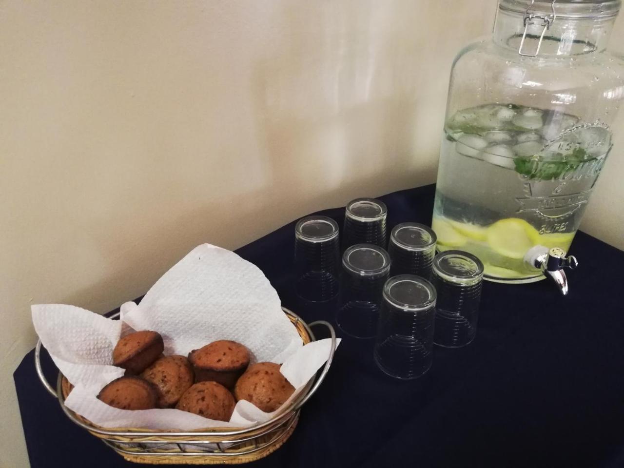 Oakwood Lodge Блумфонтейн Екстер'єр фото A water dispenser with lemon and mint